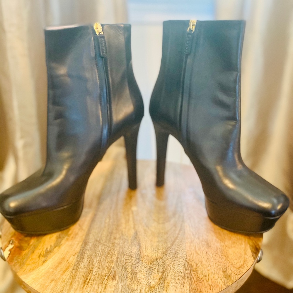 ❌SOLD❌GUCCI Boots - Picture 3 of 8